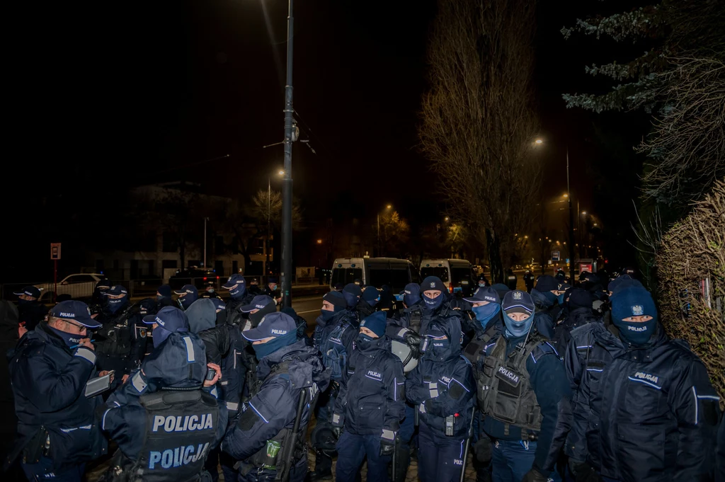 Na zdj. policjanci zmobilizowani z powodu akcji zorganizowanej na warszawskim Żoliborzu