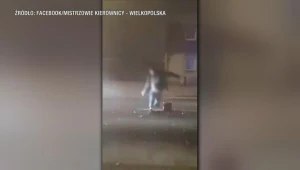 Mężczyznę odpalającego fajerwerki na środku drogi potrącił dostawczy samochód.