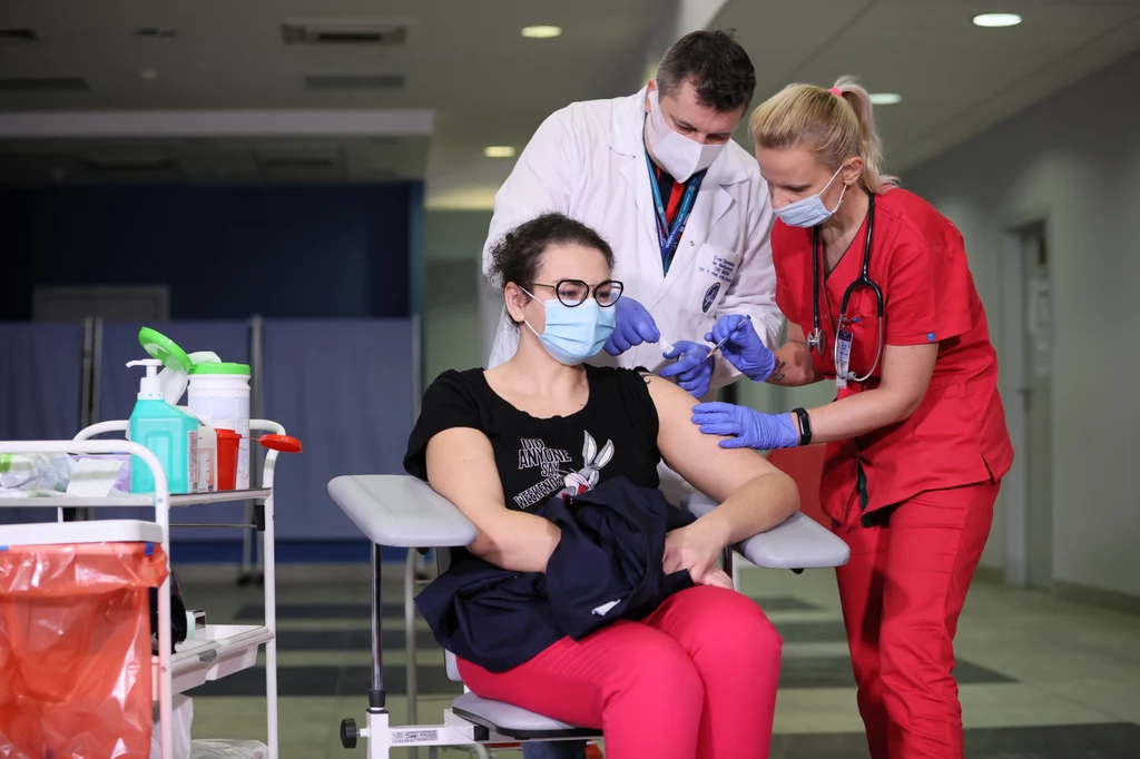 Diagnosta laboratoryjna Angelika Aplas (po lewej) podczas szczepienia na koronawirusa COVID-19 w Centralnym Szpitalu Klinicznym MSWiA przy ul. Wołoskiej w Warszawie, Diagnosta laboratoryjna Angelika Aplas (po lewej) podczas szczepienia na koronawirusa COVID-19 w Centralnym Szpitalu Klinicznym MSWiA przy ul. Wołoskiej w Warszawie,