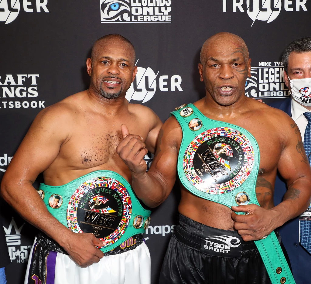 Roy Jones junior (z lewej) i Mike Tyson Roy Jones junior (z lewej) i Mike Tyson