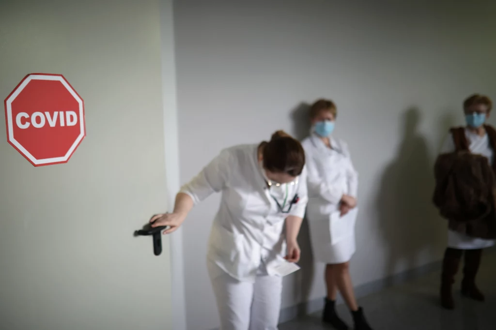 27 grudnia ruszyły pierwsze szczepienia przeciwko COVID-19 w 72 tzw. węzłowych szpitalach w Polsce