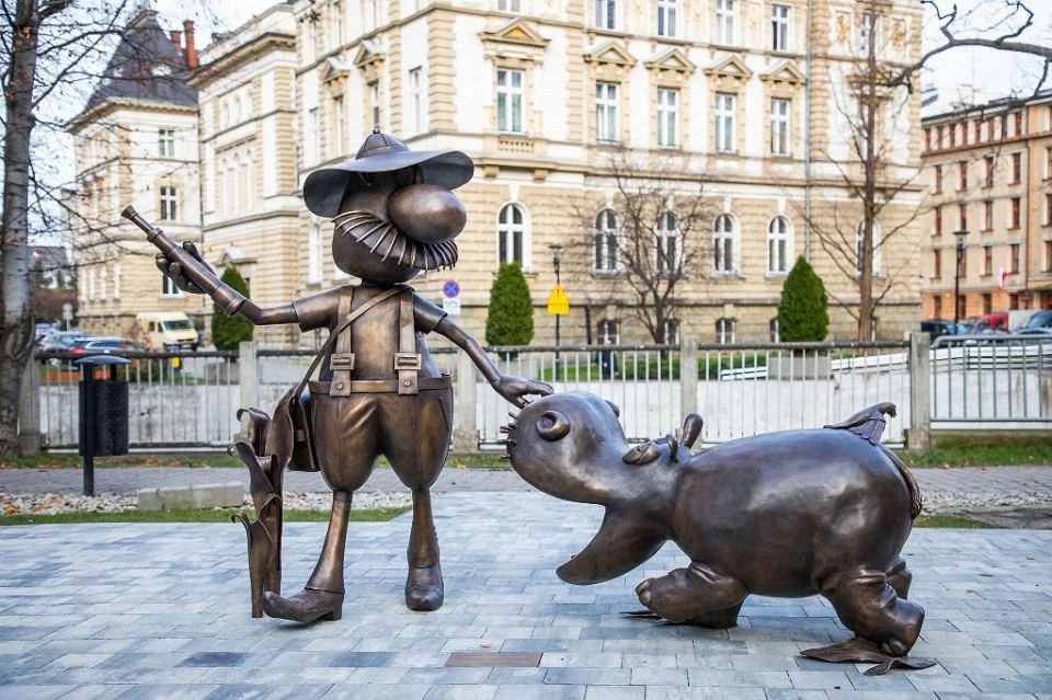 Na skwerze przy ul. Bohaterów Warszawy, w pobliżu bielskiego Ratusza, w grudniu 2019 roku została odsłonięta kompozycja rzeźbiarska przedstawiająca bohaterów serialu "Pampalini łowca zwierząt" (fot. Urząd Miasta Bielska-Białej) Na skwerze przy ul. Bohaterów Warszawy, w pobliżu bielskiego Ratusza, w grudniu 2019 roku została odsłonięta kompozycja rzeźbiarska przedstawiająca bohaterów serialu "Pampalini łowca zwierząt" (fot. Urząd Miasta Bielska-Białej)