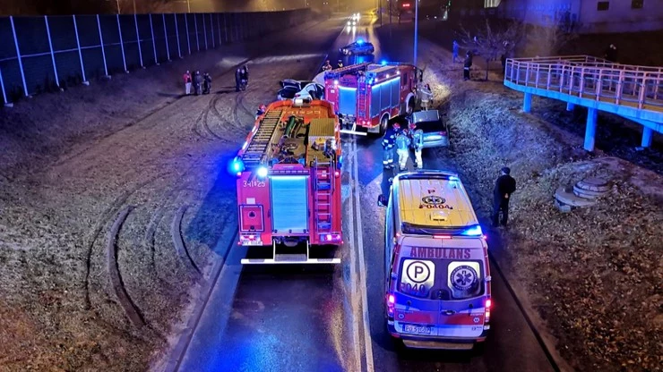 Bmw zderzyło się czołowo z Volkswagenem Golfem, którym podróżowała czteroosobowa rodzina z powiatu ostrowskiego. Bmw zderzyło się czołowo z Volkswagenem Golfem, którym podróżowała czteroosobowa rodzina z powiatu ostrowskiego.