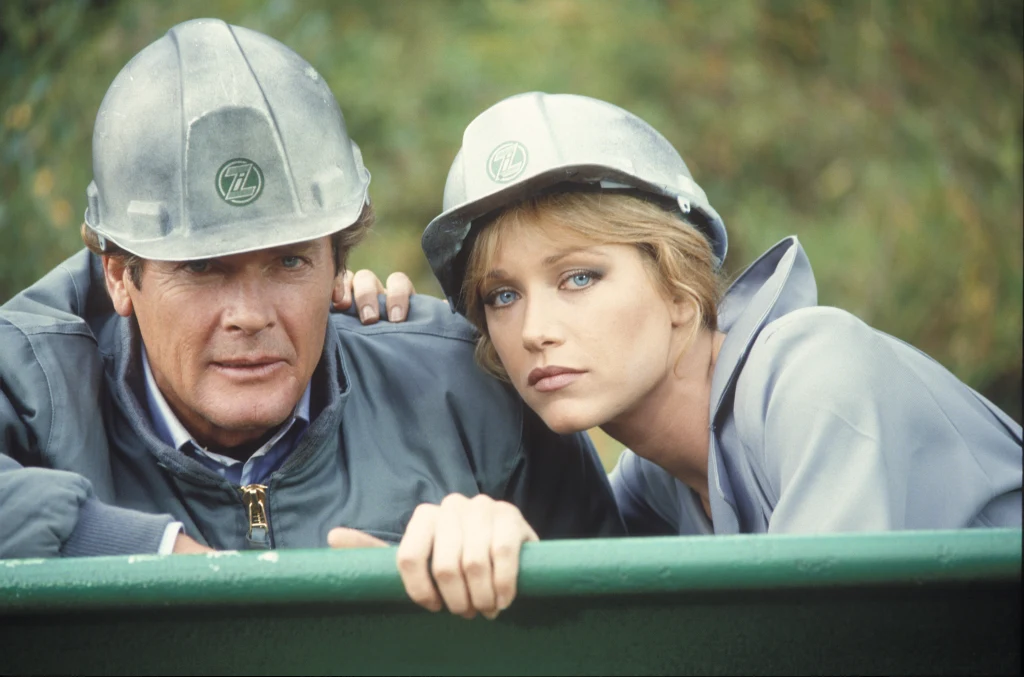 Roger Moore i Tanya Roberts w filmie "Zabójczy widok", fot. Bruno Torricelli Roger Moore i Tanya Roberts w filmie "Zabójczy widok", fot. Bruno Torricelli