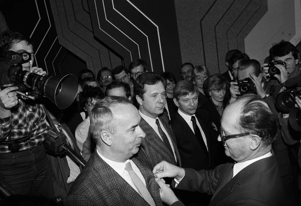 Warszawa, 1988. Jubileusz 30-lecia "Dziennika Telewizyjnego". n/z Wojciech Jaruzelski dekoruje zasłużonych dziennikarzy, od lewej: Witold Stefanowicz, Marek Tumanowicz, Grzegorz Wozniak.