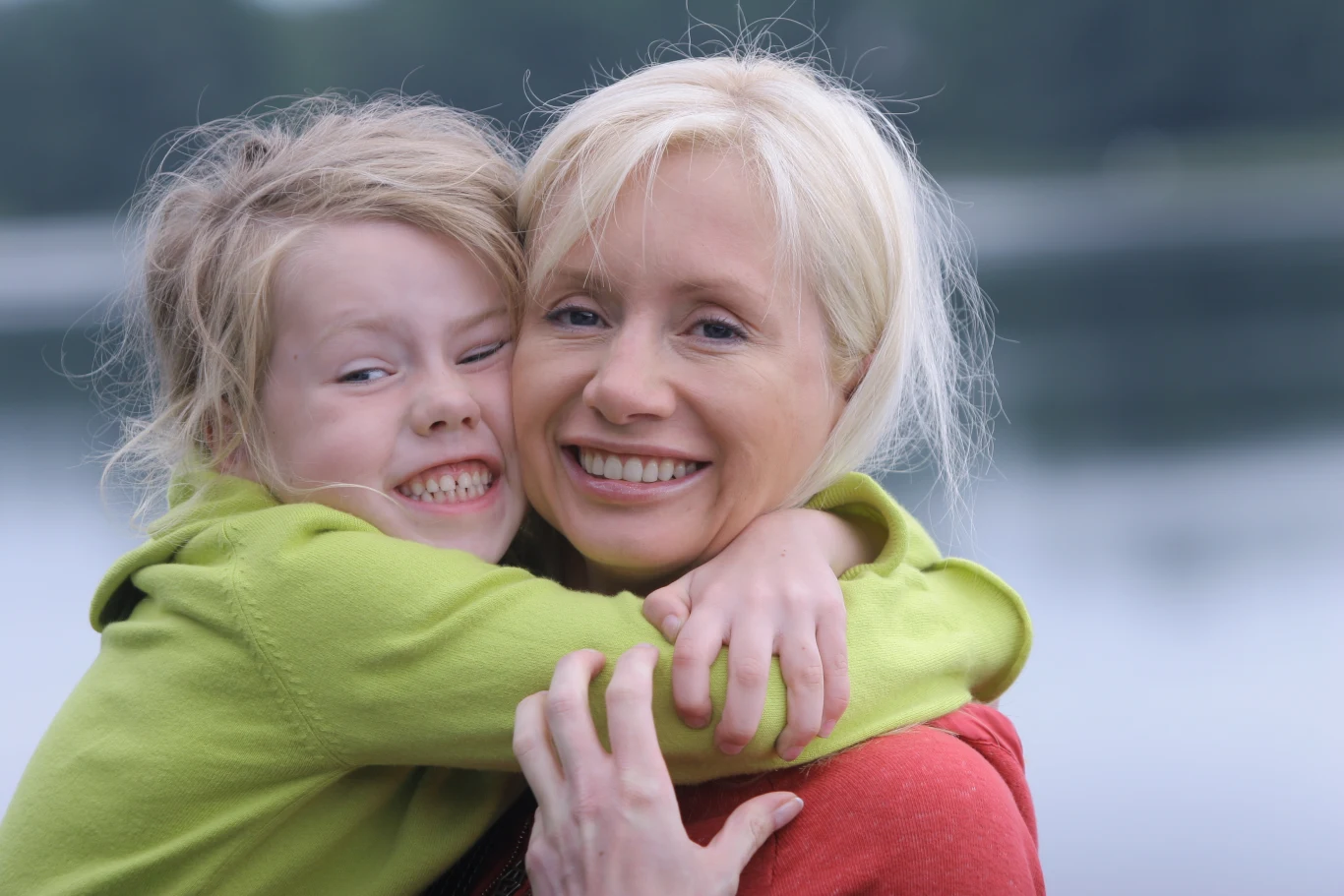 Ewa Gawryluk z córką Marysią w 2006 roku. Gwiazdy serialu "Na Wspólnej" na wczasach w Czapielskim Młynie.