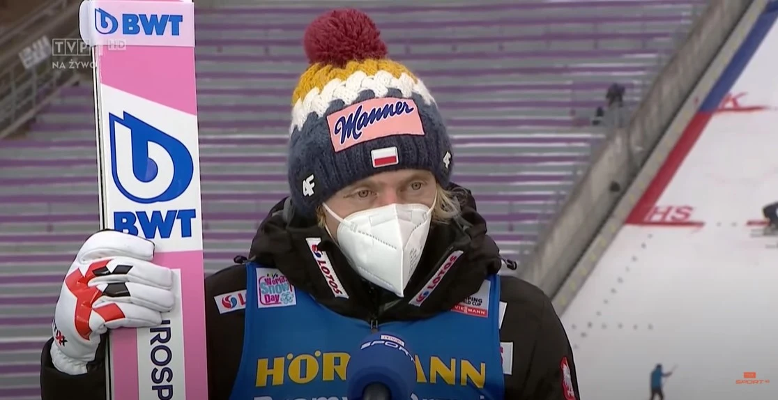 Dawid Kubacki podczas wywiadu z dziennikarzem TVP