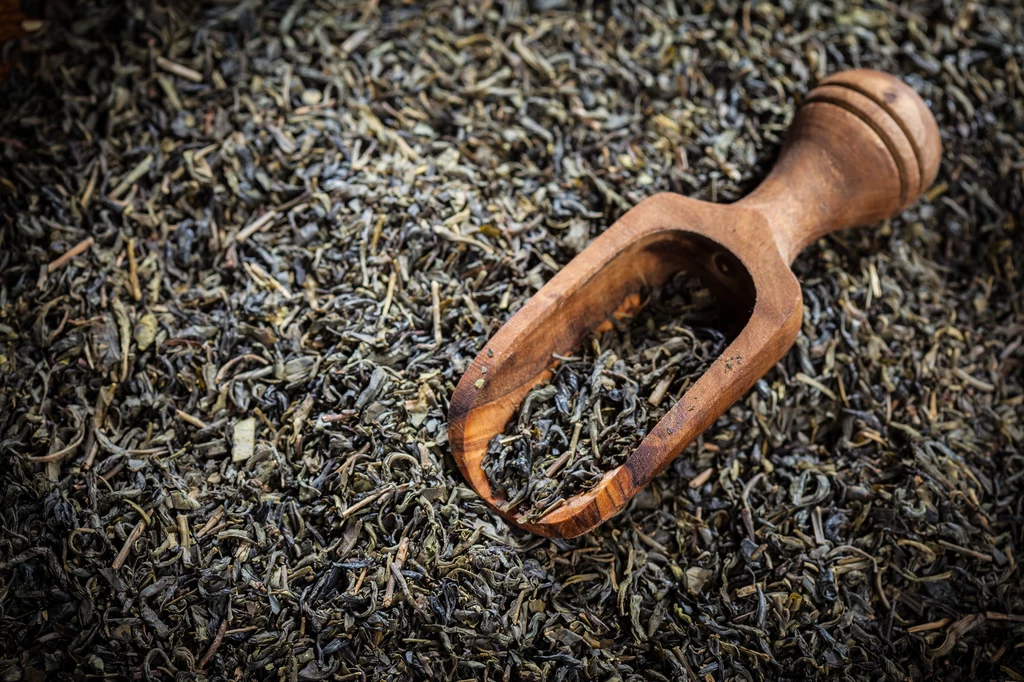 Słynna chińska czarna herbata wędzona: Lapsang Souchong wywodzi się z majestatycznych gór Wuyi. Inaczej niż tradycyjna czarna herbata nie jest suszona, a wędzona dymem sosnowym. To nie jest kwestia aromatyzowania liści, a prawdziwy proces wędzenia, dzięki któremu herbata nabiera niepowtarzalnego, mocnego smaku z wyraźnie wyczuwalnymi nutami żywicznej słodyczy. Czy jednak wędzona, w dodatku w dymie sosnowym, herbata jest bezpieczna dla zdrowa? Słynna chińska czarna herbata wędzona: Lapsang Souchong wywodzi się z majestatycznych gór Wuyi. Inaczej niż tradycyjna czarna herbata nie jest suszona, a wędzona dymem sosnowym. To nie jest kwestia aromatyzowania liści, a prawdziwy proces wędzenia, dzięki któremu herbata nabiera niepowtarzalnego, mocnego smaku z wyraźnie wyczuwalnymi nutami żywicznej słodyczy. Czy jednak wędzona, w dodatku w dymie sosnowym, herbata jest bezpieczna dla zdrowa?