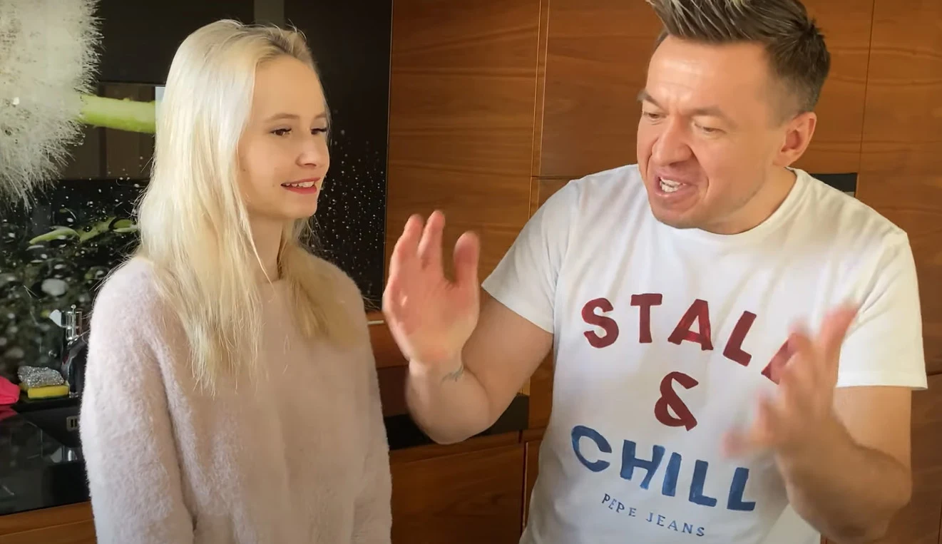 Kadr z filmu, na którym Ola i Kamil opowiadają o rozstępach po porodzie