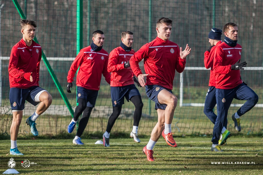 Piłkarze Wisły Kraków podczas pierwszego treningu w 2021 roku