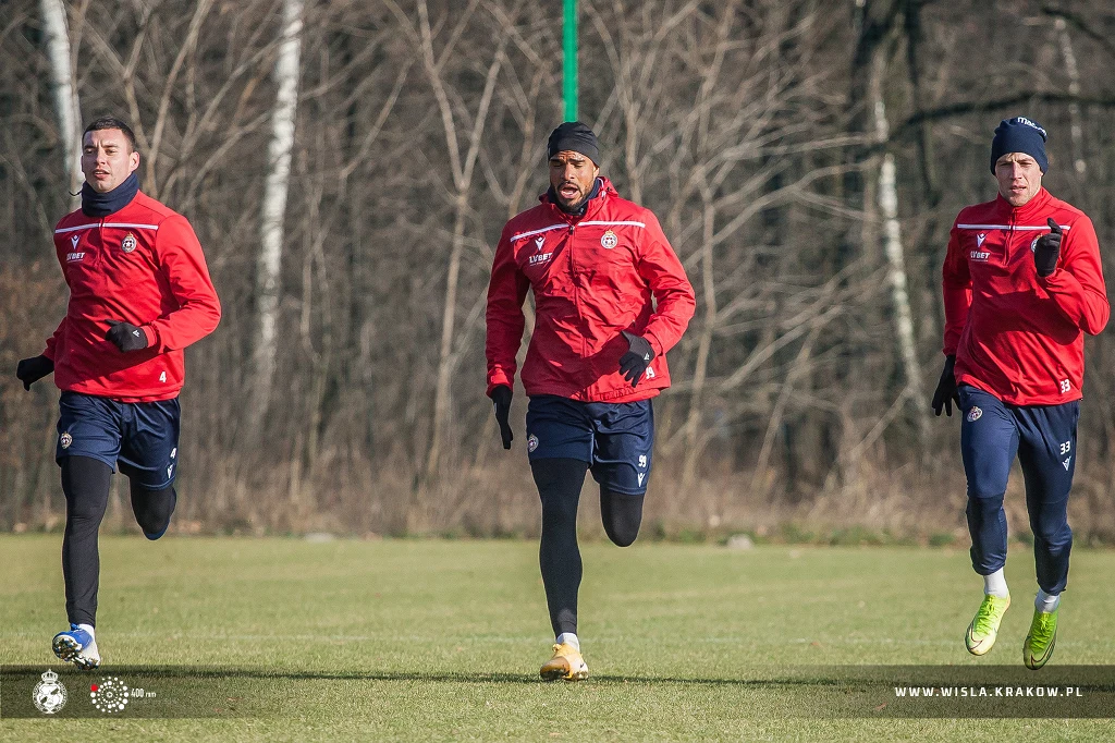 Piłkarze Wisły Kraków podczas pierwszego treningu w 2021 roku