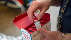 Szczepionka Moderny dotarła w sobotę do Polski