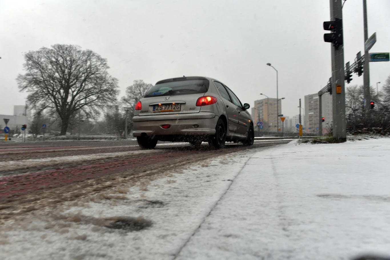 W nocy zachmurzenie duże, na południu, miejscami większe przejaśnienia. Opady deszczu ze śniegiem lub śniegu, na wybrzeżu miejscami deszcz. Lokalnie mgła ograniczająca widzialność do 100 m. Temperatura minimalna od -1 st. C do 2 st. C; nieco ciepłej na krańcach południowo-wschodnich, około 3 st. C, a w kotlinach górskich spadki od -3 st. C do -6 st. C. 