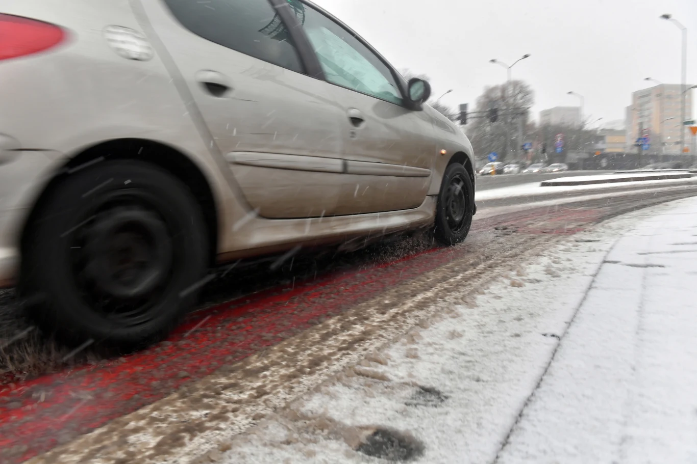Miejscami, zwłaszcza na południu kraju spadek temperatury poniżej 0 st. C spowoduje zamarzanie mokrej nawierzchni dróg i chodników. Wiatr słaby i umiarkowany, nad morzem dość silny i porywisty, z kierunków zmieniających się. W szczytowych partiach gór wiatr w porywach do 60 km/h, będzie powodował zamiecie śnieżne.