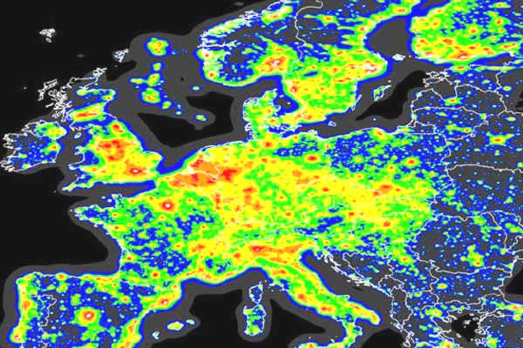 Europa dosłownie "świeci nocą". Rzeczona mapa pochodzi z 2006 r. Po 15 latach jest o wiele gorzej!