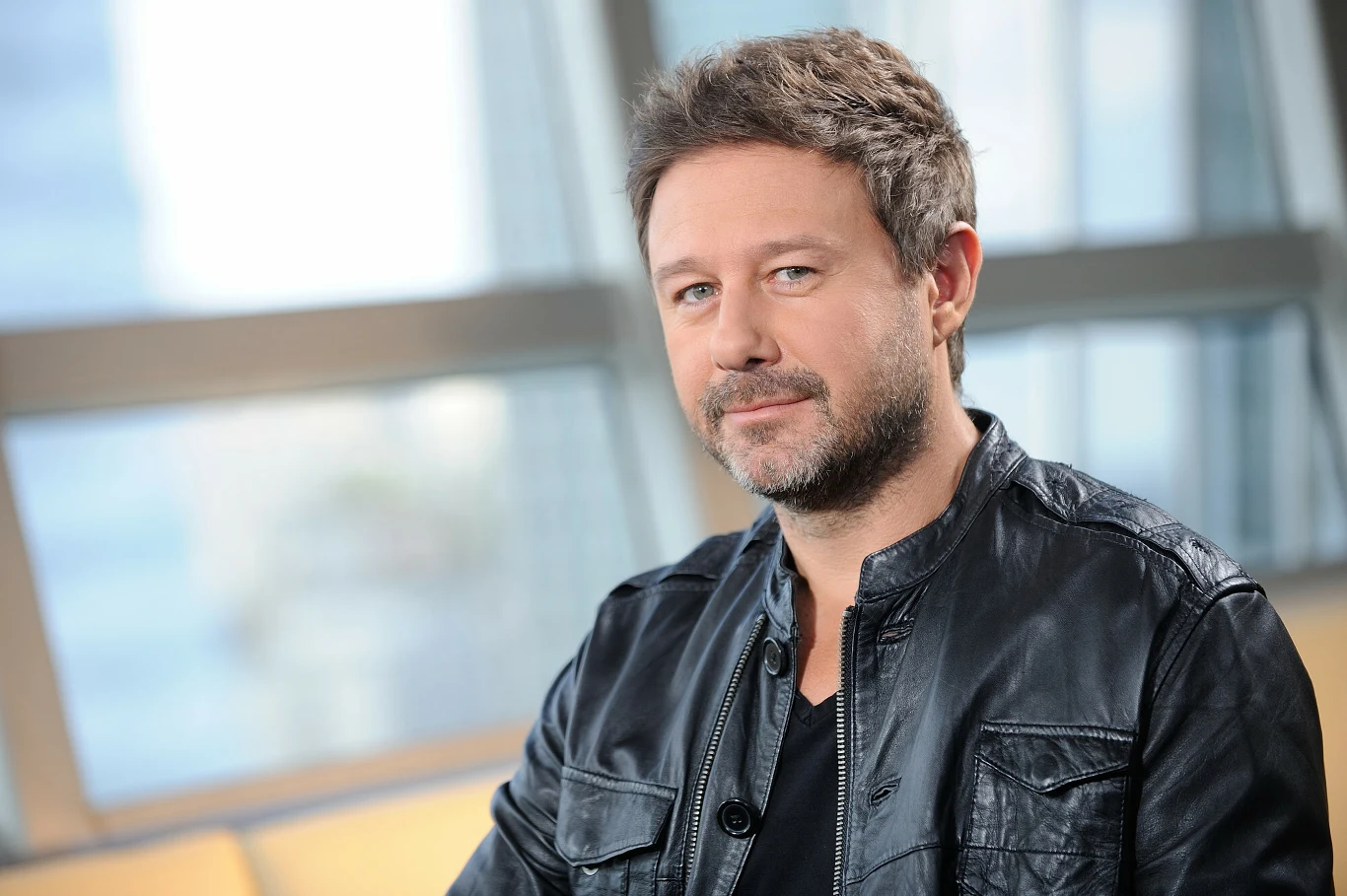 Profesjonalna kariera Piasecznego rozpoczęła się na początku lat 90., gdy trafił do zespołu Mafia. Furorę zrobił trzeci, ostatni album grupy "FM" (1996 r.), na którym znalazł się największy przebój Mafii - "Imię deszczu". Płyta sprzedała się w nakładzie ponad 300 tysięcy egzemplarzy.