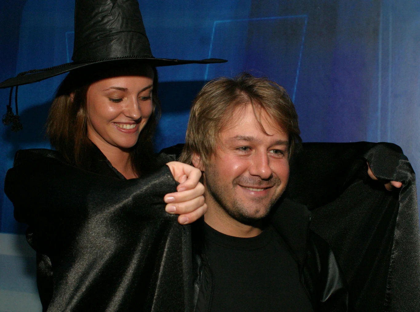 Solowa kariera Piasecznego rozpoczęła się płytą "Piasek". Znalazły się na niej przeboje "Mocniej", "Jeszcze bliżej" oraz "Pogodniej (Złoty Środek)" promujący serial "Złotopolscy" (Piasek grał tam Kacpra Złotopolskiego vel Kacpra Górniaka).