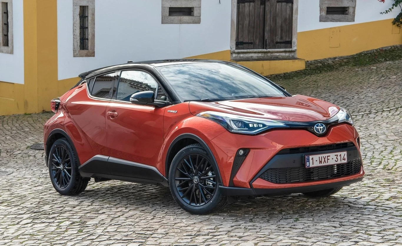 Dziewiąte miejsce zajmuje trzecia w zestawieniu Toyota – model C-HR. W kraju nad Wisłą niewielki corossover pochwalić się może wynikiem 8271 rejestracji. 
