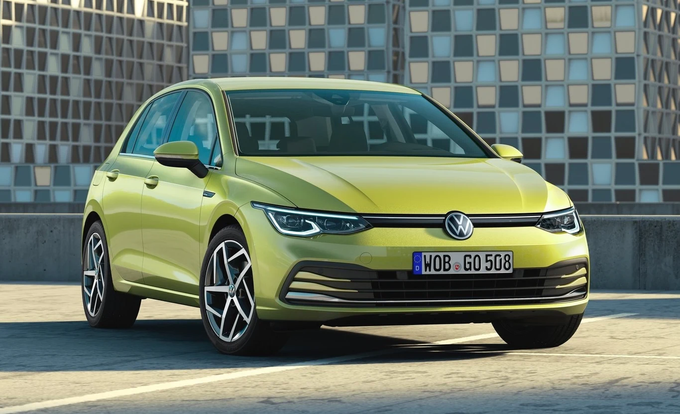 Pierwszą dziesiątkę najchętniej wybieranych w 2020 roku nowych aut w Polsce zamyka król europejskiego rynku – Volkswagen Golf. W ubiegłym roku na polskich drogach przybyły dokładnie 7342 egzemplarze kompaktowego hitu z Wolfsburga. 