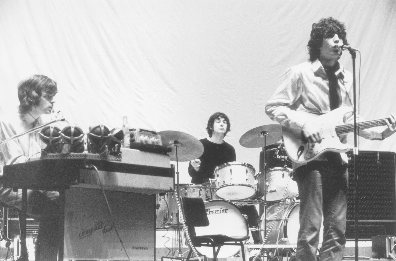 Po wydaniu przez Pink Floyd świetnie przyjętego singla "See Emily Play", Syd zniknął. Muzycy nie mieli z nim kontaktu przez wiele miesięcy. Gdy wrócił, był zupełnie inny, nieobecny, jeszcze bardziej ekscentryczny. Te miesiące spędził prawdopodobnie na narkotyzowaniu się. Barret upodobał sobie zwłaszcza LSD. Przyjaciołom tłumaczył, że narkotyki dają mu prawdziwą wolność i pomagają tworzyć. Wszyscy, którzy znali Syda, podkreślają, że narkotyki i choroba psychiczna zmieniły go nie do poznania. Dosłownie. Przyjaciele przestali go w pewnym momencie rozpoznawać, a on również przestał kojarzyć, kogo znał, a kogo nie.