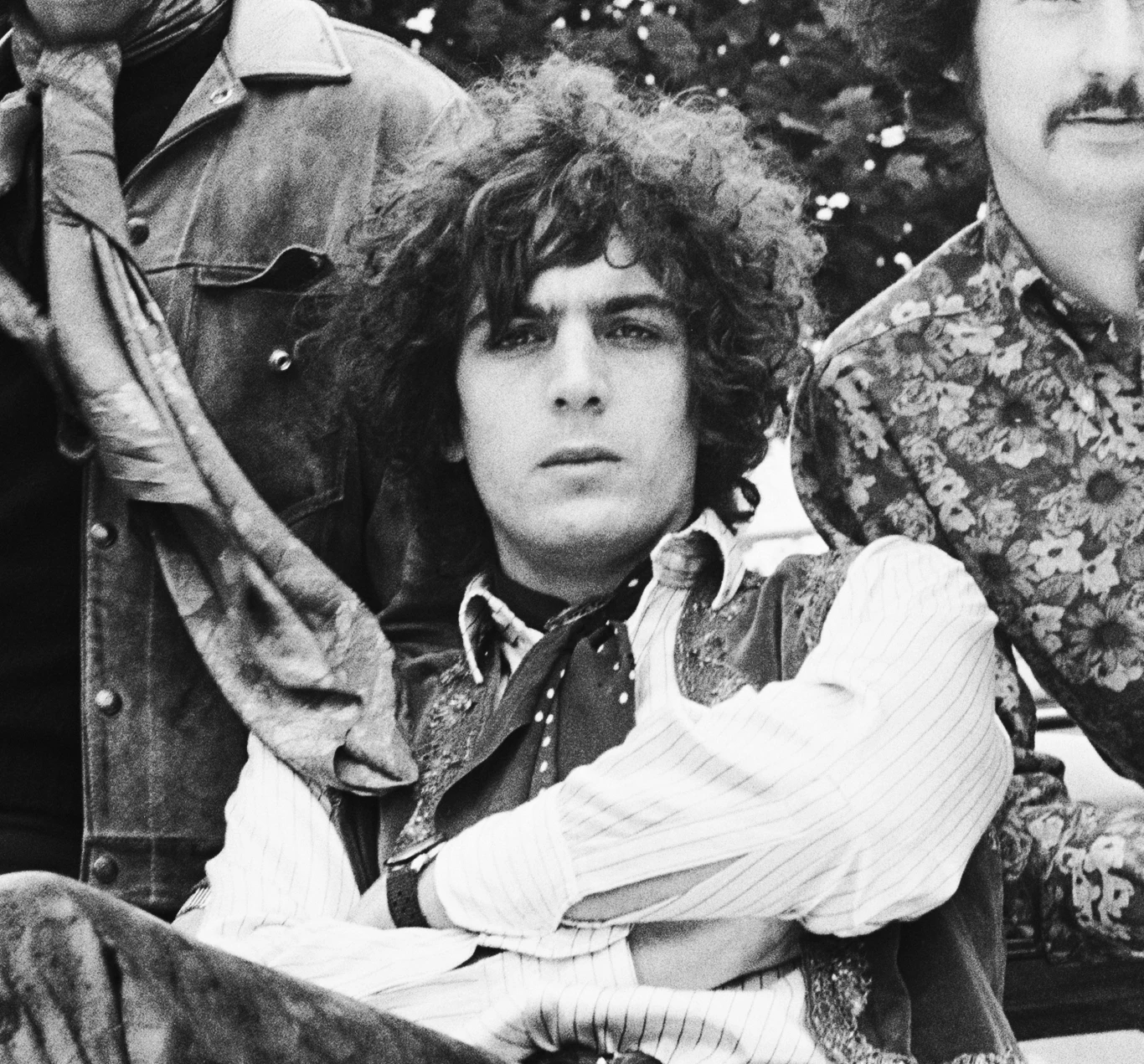 Syd Barrett był pod silnym wpływem bitników - to powstały w latach 50. awangardowy ruch promujący m.in. nieograniczoną swobodę twórczą. Melodyjne kompozycje Syda cechował pierwiastek chaosu, często pojawiał się w nich też element, mający za zadanie drażnić odbiorcę. A jeśli dodamy do tego podszyte infantylizmem, fragmentaryczne, czasem pełne absurdu teksty tych utworów, otrzymamy mieszankę, która stanowiła o wyjątkowości dzieł Barretta. Choć był członkiem Pink Floyd jedynie trzy lata, Syd Barrett pozostaje postacią nie tylko intrygującą, ale też otoczoną swoistym kultem. Razem z Pink Floyd muzyk nagrał dwa albumy: "The Piper at the Gates of Dawn" w 1967 roku i "A Saucerful of Secrets" z 1968 roku.