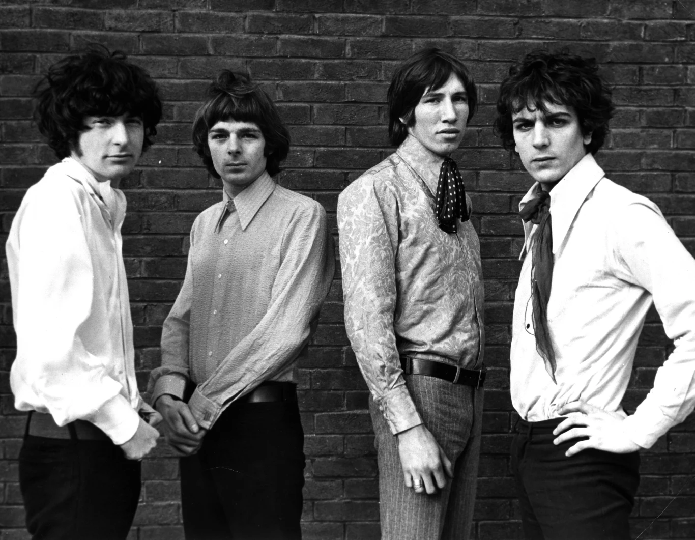 Pierwsze single Floydów, a później cały debiutancki album, były dziełem Syda. To on komponował muzykę, pisał teksty, śpiewał i grał na gitarze. Roger Waters nie miał jeszcze pojęcia, że będzie w przyszłości liderem zespołu, a Davida Gilmoura na początku nawet nie było w składzie. Po odejściu z Pink Floyd Barrett wydał dwa solowe albumy: "The Madcap Laughs" i "Barrett", oba opublikowane w 1970 roku. Na zdjęciu od lewej: Nick Mason, Rick Wright, Roger Waters i Syd Barrett.