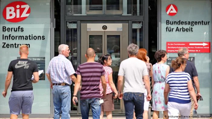 Likwidowano w szczególności miejsca pracy bez stałych umów Likwidowano w szczególności miejsca pracy bez stałych umów