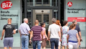 Likwidowano w szczególności miejsca pracy bez stałych umów