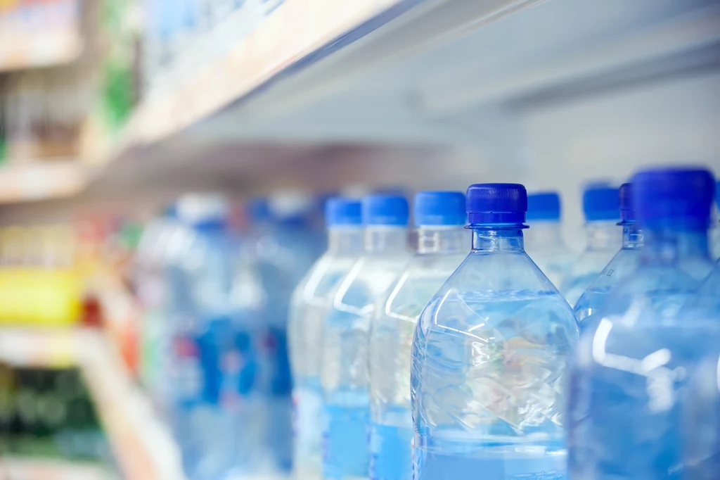 Od 2025 r. do plastikowych butelek do 3 l, szklanych butelek wielorazowych do 1,5 l oraz puszek do 1 litra będzie doliczana kaucja. Gdy zwrócimy śmieci do automatów, otrzymamy z powrotem 50 groszy za każdą puszkę i butelkę
