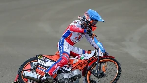 Żużel. Prezes Wybrzeża podbija stawkę zakładu. Na stole stawia szampana