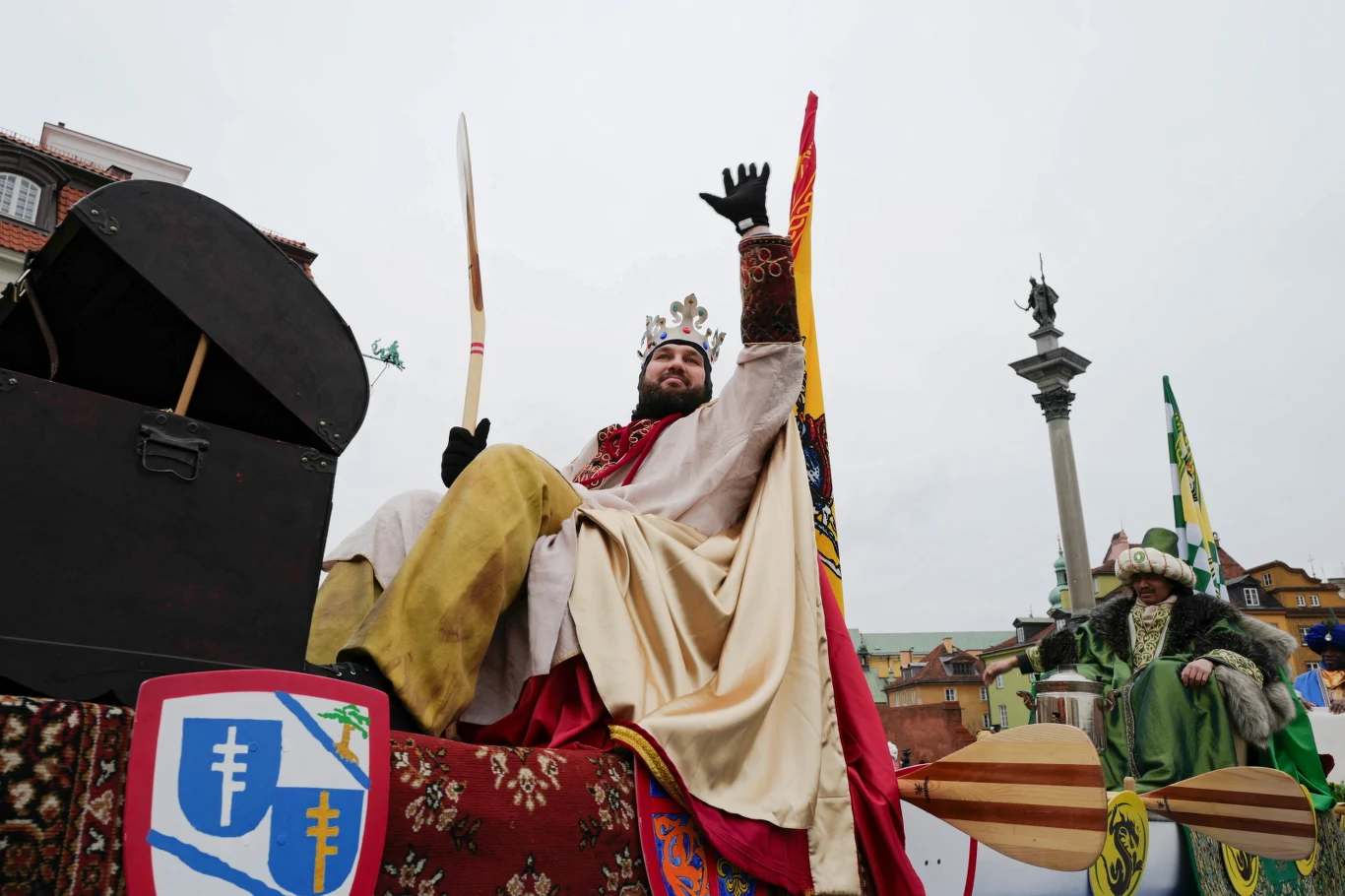 W tym roku pojazd Trzech Króli ma kształt łodzi z wysokimi masztami, na których powiewają flagi w trzech orszakowych kolorach. Są tam także umieszczone trzy trony królewskie, a przed każdym z nich jeden z darów: mirra, kadzidło i złoto. Łódź jest ciągnięta samochodem osobowym z pl. Zamkowego i za Gwiazdorem dotrze na pl. Piłsudskiego, gdzie odbędzie się jedynie symboliczny pokłon.