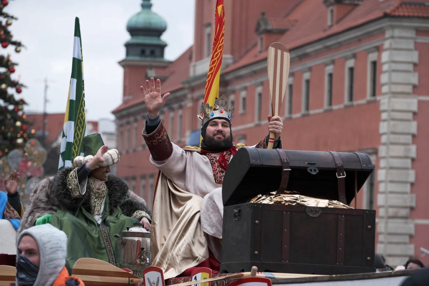 W Warszawie główny orszak ma charakter symboliczny. Nie chcąc tworzyć zgromadzenia nie zostały zbudowane sceny, rozdane korony i śpiewniki. Po modlitwie Anioł Pański, którą poprowadził na Placu Zamkowym kard. Kazimierz Nycz, Trzej Królowie wsiedli do królewskiego pojazdu i wyruszyli w stronę Placu Piłsudskiego, aby pokłonić się Jezusowi w symbolicznej szopce. Cały scenariusz opiera się na tekstach polskich kolęd.