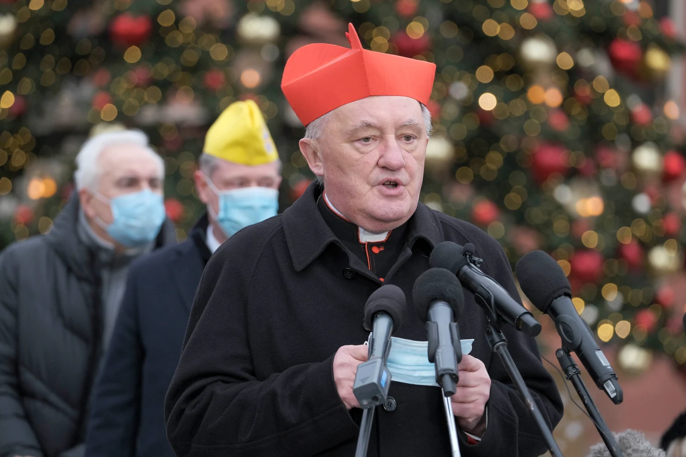 - Pandemia, która dotknęła cały świat i Polskę, wpłynęła również na kształt tegorocznego orszaku. Idziemy mimo wszystko radośni, nie tylko po to, aby zachować tę tradycję i nie przerwać jej, ale idziemy z modlitwą za tych wszystkich, którzy pomagają nam ten czas przeżywać: władze państwowe i samorządowe, lekarzy, pielęgniarki - całą służbę zdrowia, a także za chorych - powiedział kard. Nycz. - Skromność naszego dzisiejszego orszaku jest porównywalna do skromności tego żłóbka, który był w Betlejem. Proste, zimne, pewnie i brudne miejsce i tam stała się największa rzecz w historii świata - Bóg stał się człowiekiem - dodał.