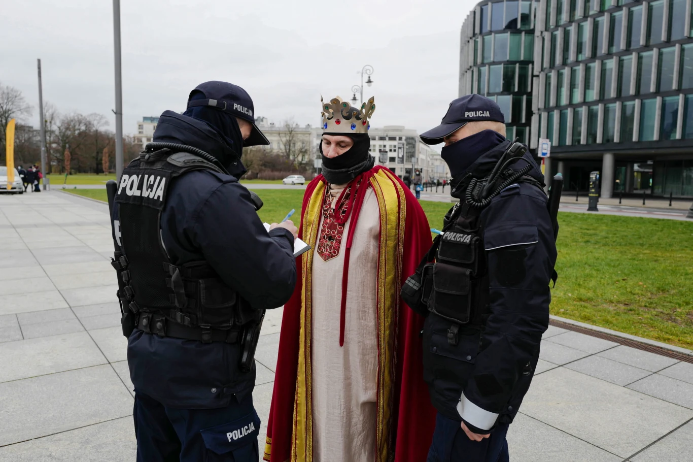 Policja spisała za brak maseczek ochronnych uczestników orszaku Trzech Króli w Warszawie.