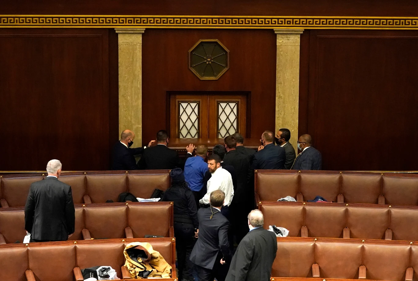 Przy Kapitolu znaleziono materiały wybuchowe. Policja je zabezpieczyła. Z powodów bezpieczeństwa ewakuowano także biuro Partii Demokratycznej w Waszyngtonie.