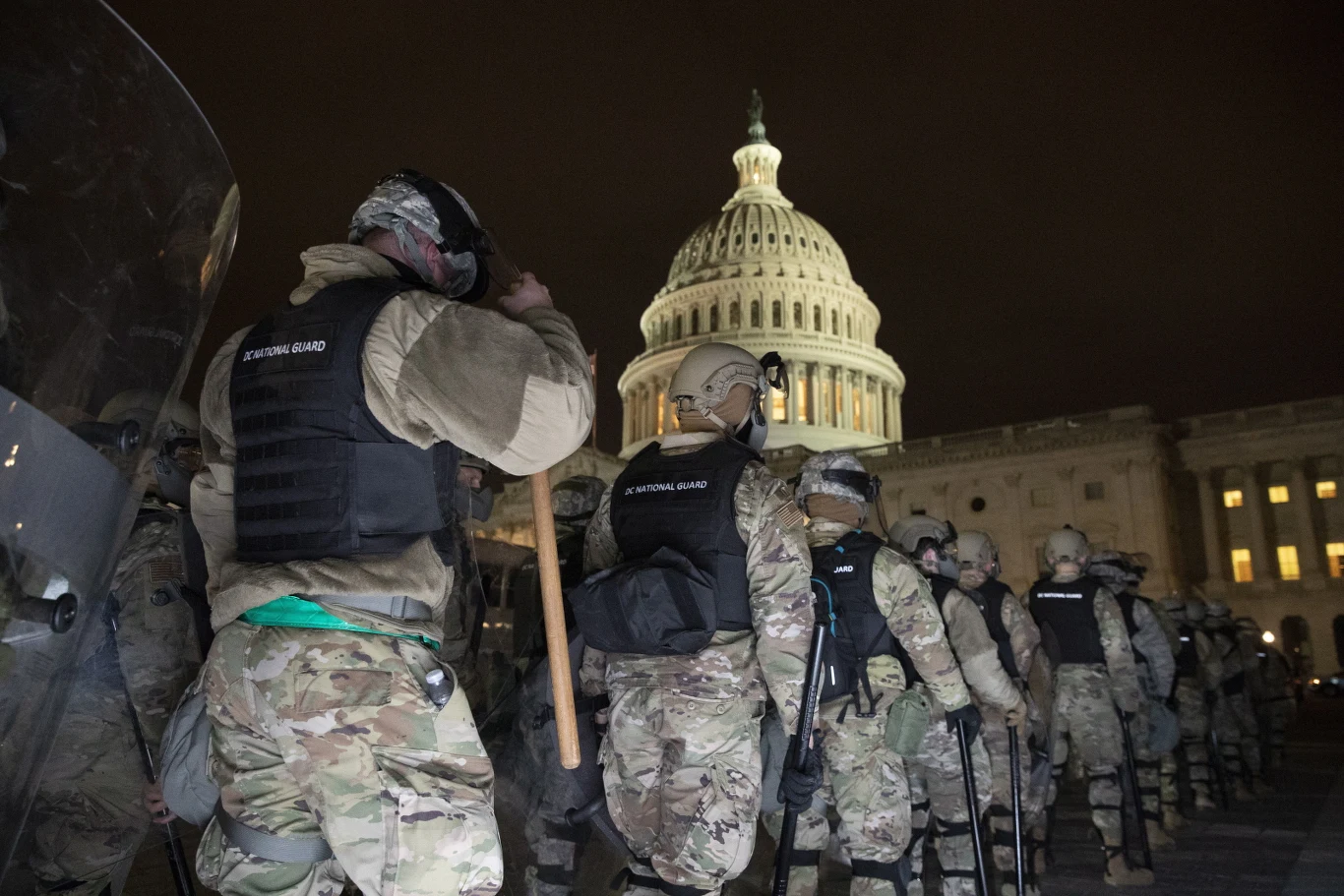 Media w USA zgodnie piszą o historycznym chaosie, obrazkach jak z wojny, i oceniają, że to jeden z najtrudniejszych momentów dla amerykańskiej demokracji. Trwa również dyskusja, w jaki sposób demonstrantom udało się wejść do Kongresu.