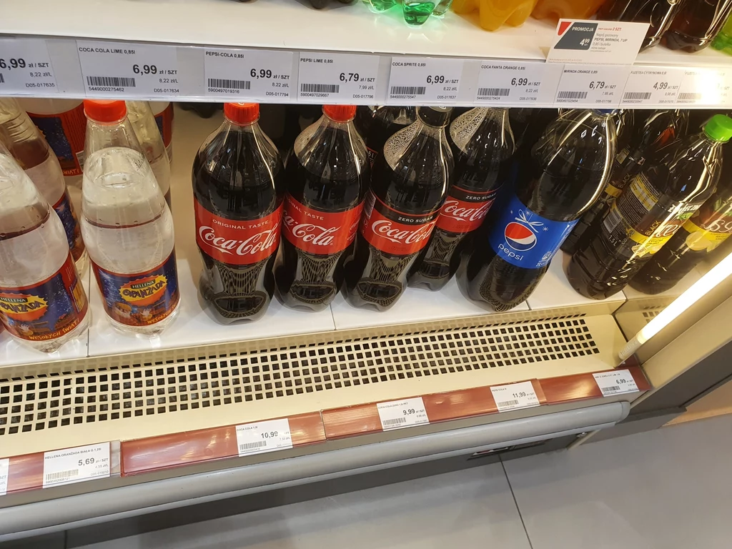 Półka z napojami gazowanymi na jednej ze stacji Orlen