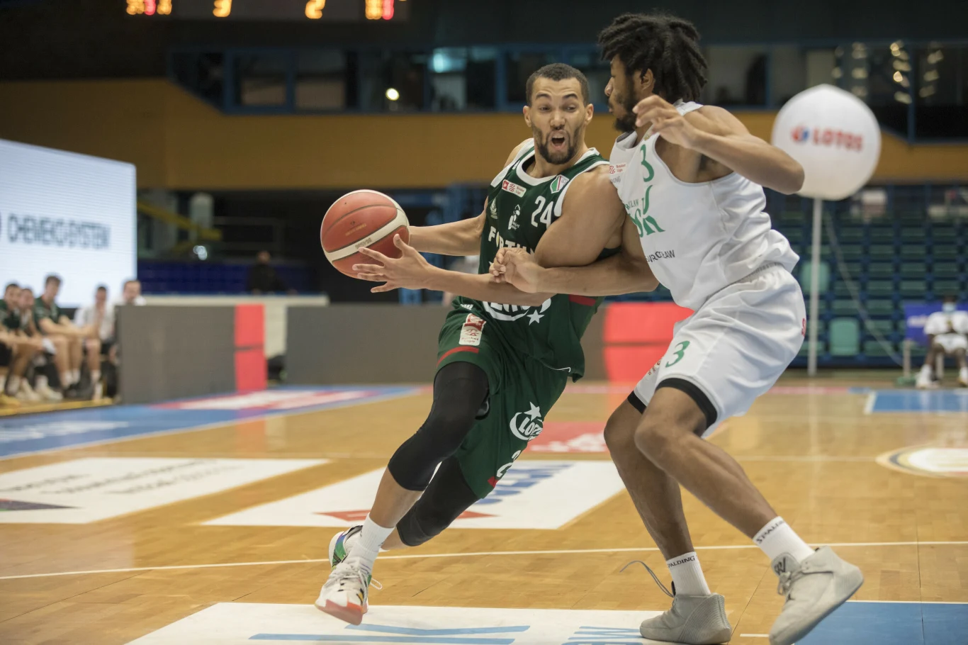 Legia Warszawa (na zielono) w meczu ze Śląskiem Wrocław Legia Warszawa (na zielono) w meczu ze Śląskiem Wrocław