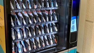 Automat, w którym można kupić testy na COVID-19