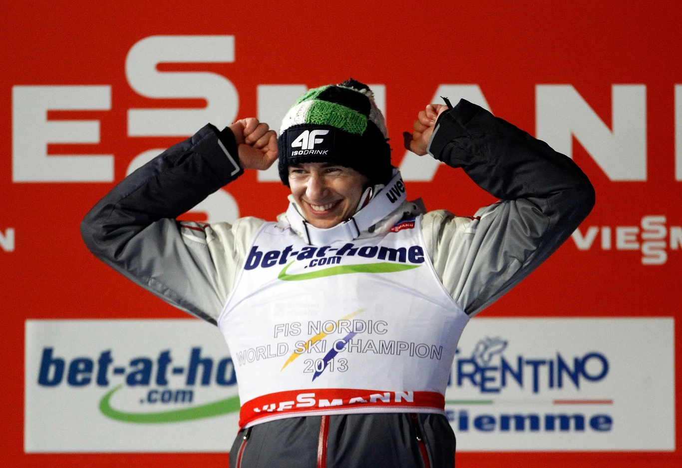 Kamil Stoch świętujący mistrzostwo świata w 2013 roku