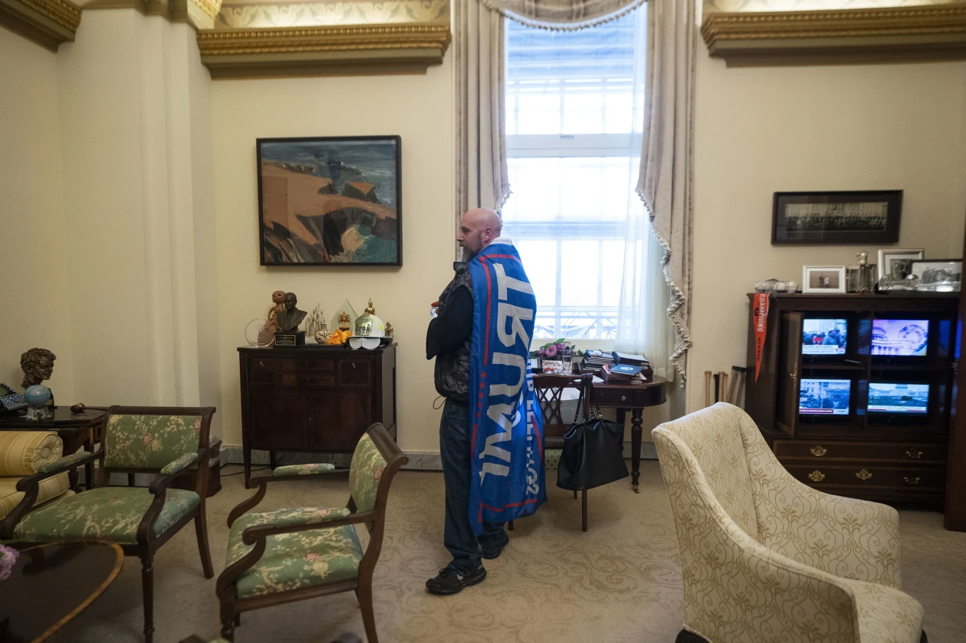 Zdjęcia wskazują też na to, że uczestnicy zamieszek mieli dostęp do wciąż włączonych komputerów w biurach kongresmenów. 