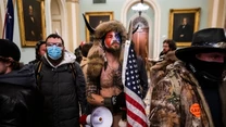 Do środowych wydarzeń doszło podczas marszu zwolenników Donalda Trumpa pod hasłem "Uratujmy Amerykę". Na około godzinę przed wtargnięciem wandali, Trump przemawiał do tłumu, zachęcając ich, by "nigdy nie poddawali się" w walce przeciwko sfałszowanym jego zdaniem wyborom. Wtargnięcie zwolenników prezydenta przerwało i przedłużyło proces zatwierdzania przez Kongres wyników wyborów.

[PAP]