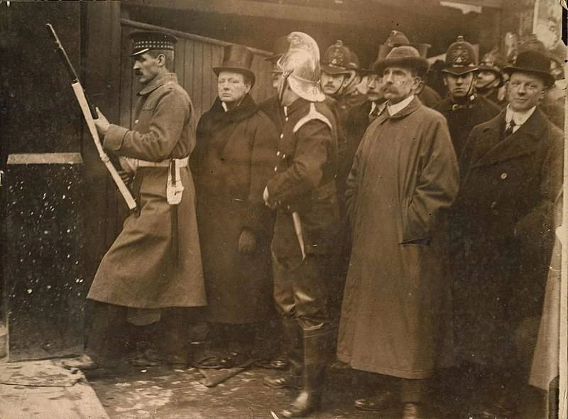 Winston Churchill na Sidney Street podczas osławionej strzelaniny, która sprawiła, że Anglia straciła niewinność Winston Churchill na Sidney Street podczas osławionej strzelaniny, która sprawiła, że Anglia straciła niewinność