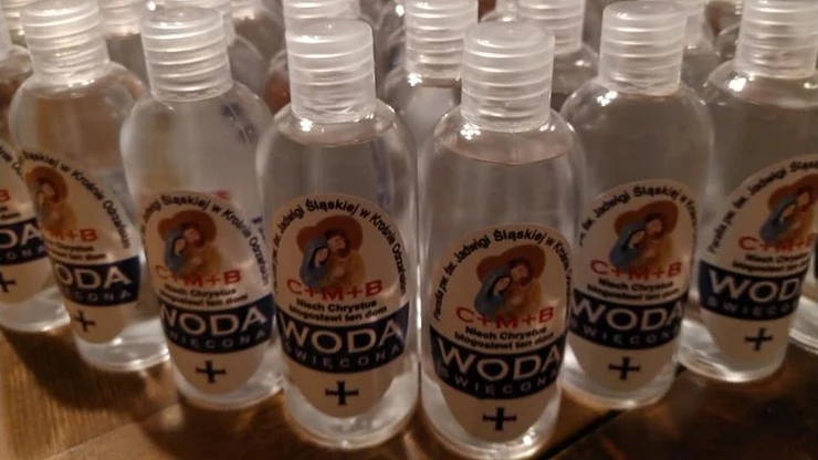 Woda święcona dla wiernych Woda święcona dla wiernych