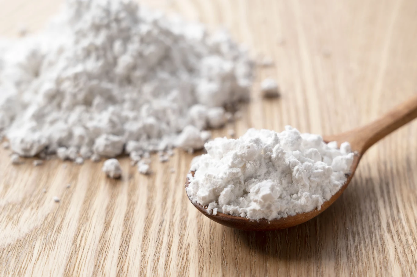 Co gorsza, roztocza mogą przenosić jaja nicieni i tasiemca, tak więc skażone produkty powinny być natychmiast wyrzucone. Można je na szczęście łatwo rozpoznać, ponieważ stają się wilgotne i mogą mieć stęchły zapach, mąka zaś zmienia barwę na szarą. Jeśli masz obawy, że w twoim domu zamieszkały roztocza, co jakiś czas wykonaj prosty test - rozsyp na stole trochę mąki, wygładź powierzchnię. Jeśli pojawią się na niej bruzdy oznacza to, że najprawdopodobniej panoszy się tam rozkruszek.