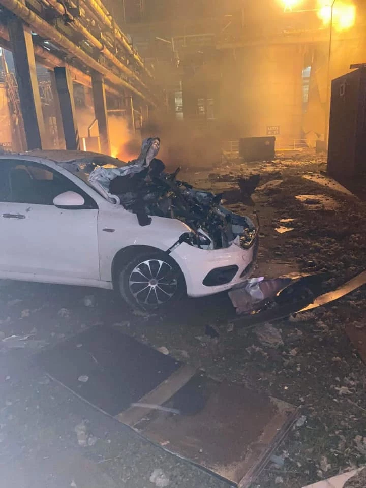 Rzecznik oświęcimskiej policji asp. szt. Małgorzata Jurecka poinformowała, że nieprzejezdna jest w tej chwili ulica Unii Europejskiej, która przebiega wzdłuż zakładów. Została wyłączona z ruchu, by ułatwić dojazdu na miejsce służbom ratunkowym. Przejezdna jest natomiast równoległa do niej krajowa 44. Źródło tekstu: PAP Rzecznik oświęcimskiej policji asp. szt. Małgorzata Jurecka poinformowała, że nieprzejezdna jest w tej chwili ulica Unii Europejskiej, która przebiega wzdłuż zakładów. Została wyłączona z ruchu, by ułatwić dojazdu na miejsce służbom ratunkowym. Przejezdna jest natomiast równoległa do niej krajowa 44. Źródło tekstu: PAP