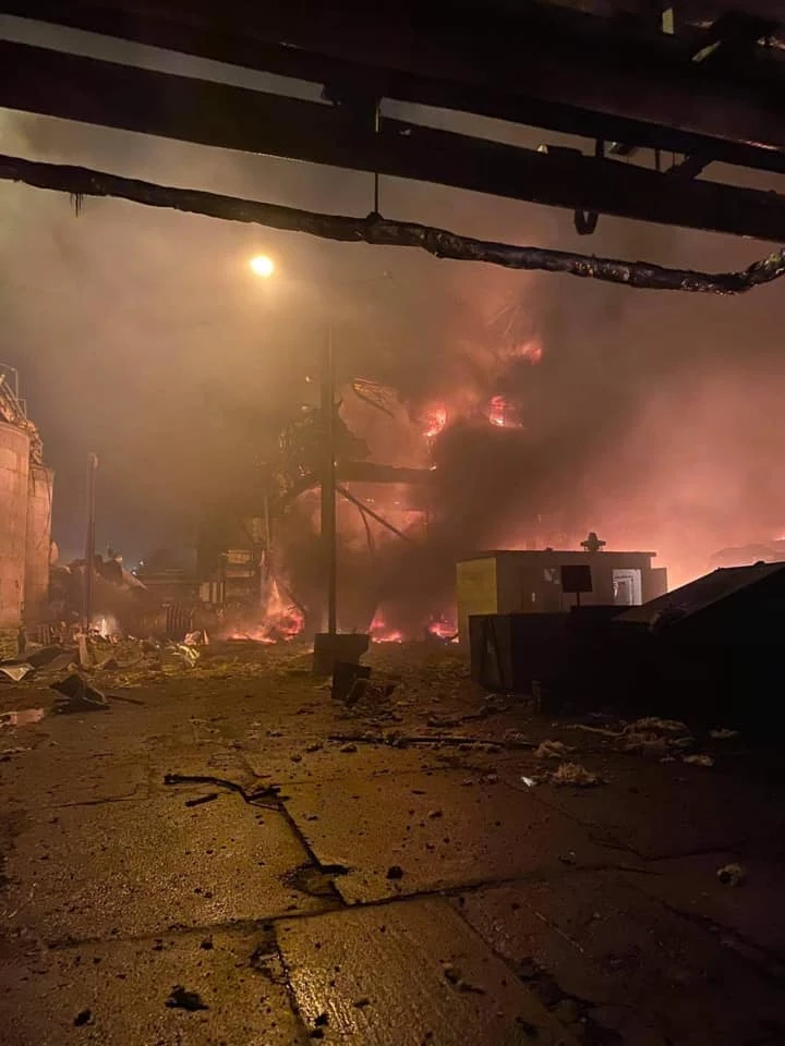 Rzecznik strażaków powiedział, że nie jest obecnie w stanie określić jednoznacznie wielkości pożaru. - Nie palą się budynki, lecz instalacja zewnętrzna między nimi. Służy ona do oczyszczania pary wydostającej się z instalacji – powiedział. Rzecznik strażaków powiedział, że nie jest obecnie w stanie określić jednoznacznie wielkości pożaru. - Nie palą się budynki, lecz instalacja zewnętrzna między nimi. Służy ona do oczyszczania pary wydostającej się z instalacji – powiedział.