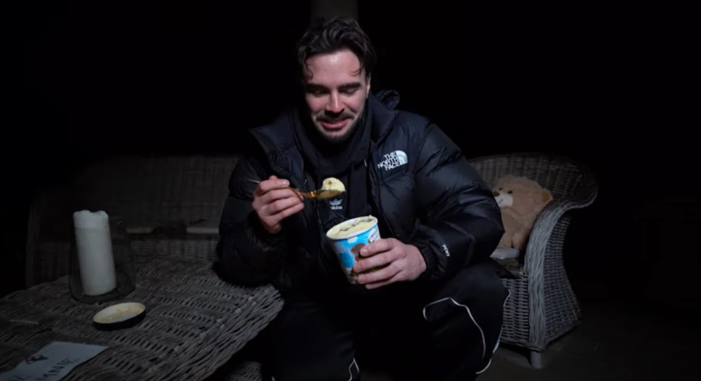 Jednym z zadań Stuu, było zjedzenie pudełka lodów. Na dnie naczynia znajdowała się niezbędna mu wskazówka Jednym z zadań Stuu, było zjedzenie pudełka lodów. Na dnie naczynia znajdowała się niezbędna mu wskazówka