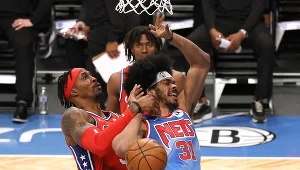 Dwight Howard (z lewej) fauluje Jarretta Allena