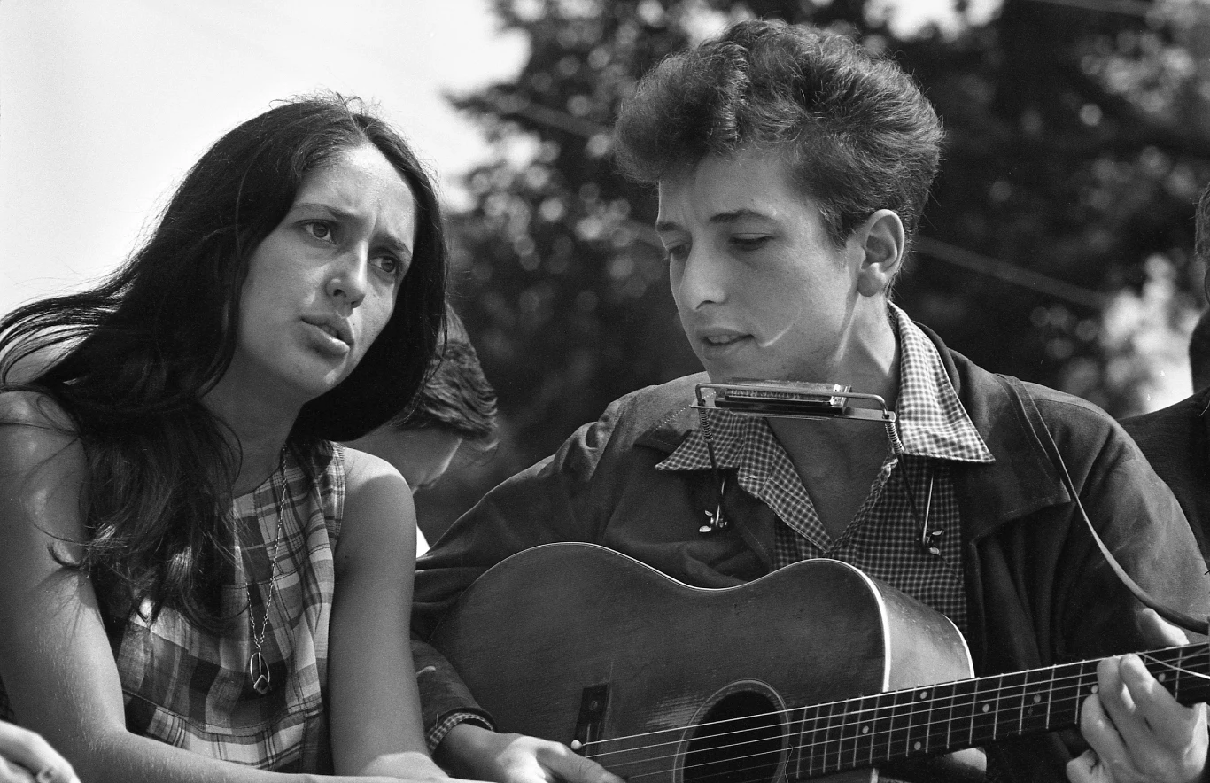 W 1961 roku Joan Baez poznała Boba Dylana. Na wokalistce duże wrażenie zrobił jego utwór "Song to Woody", który chciała nagrać. Dwa lata później Dylan pojawił się jako sekretny gość specjalny podczas koncertu Joan na festiwalach Monterey Folk oraz Newport Folk. Na zdjęciu: Joan Baez i Bob Dylan W 1961 roku Joan Baez poznała Boba Dylana. Na wokalistce duże wrażenie zrobił jego utwór "Song to Woody", który chciała nagrać. Dwa lata później Dylan pojawił się jako sekretny gość specjalny podczas koncertu Joan na festiwalach Monterey Folk oraz Newport Folk. Na zdjęciu: Joan Baez i Bob Dylan